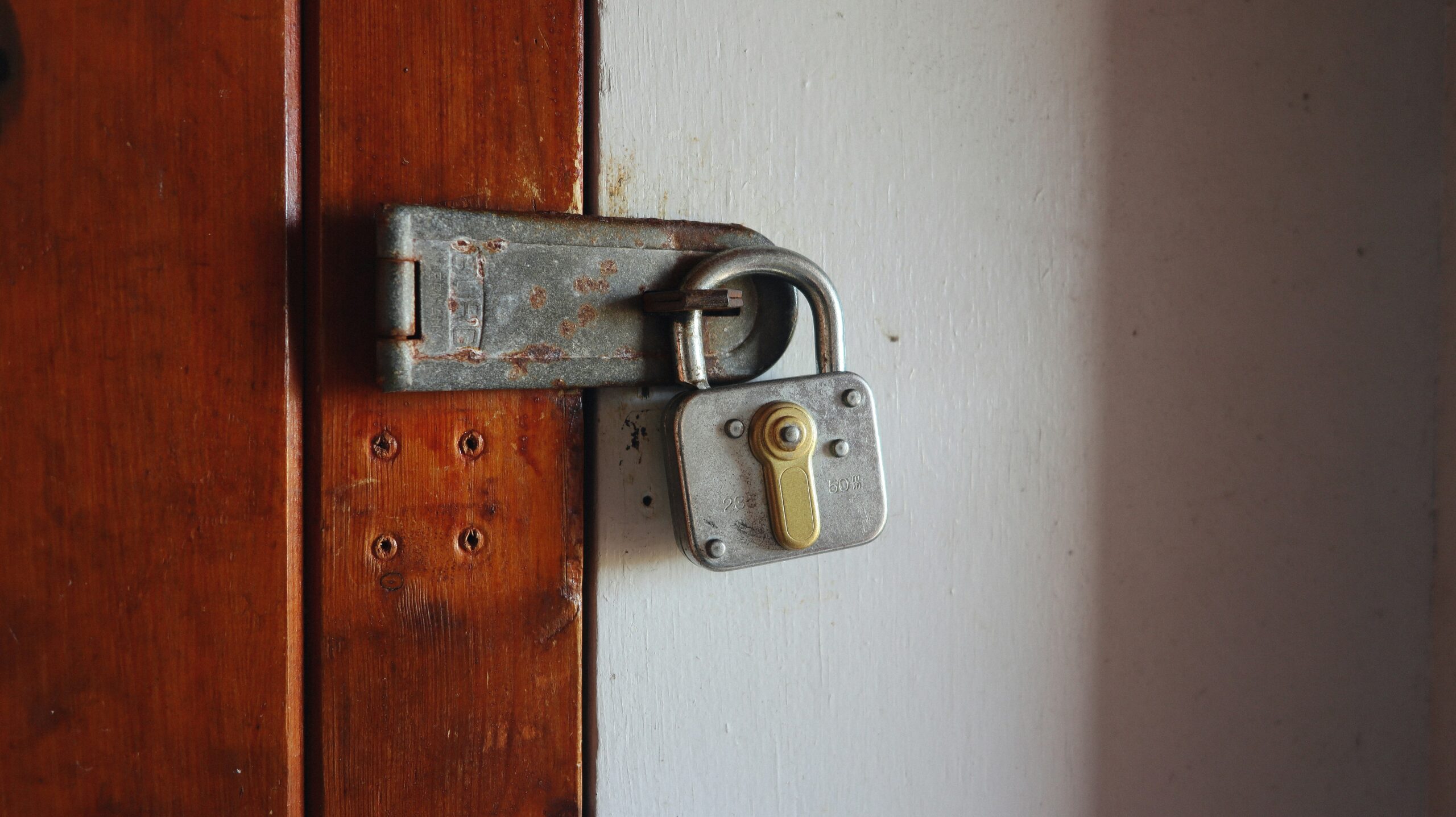 What are the common home security mistakes to avoid? 4 Best Fixes